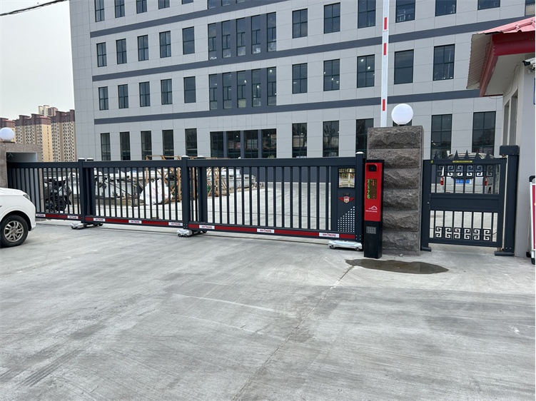 868分段門、青島國興橡塑制品有限公司